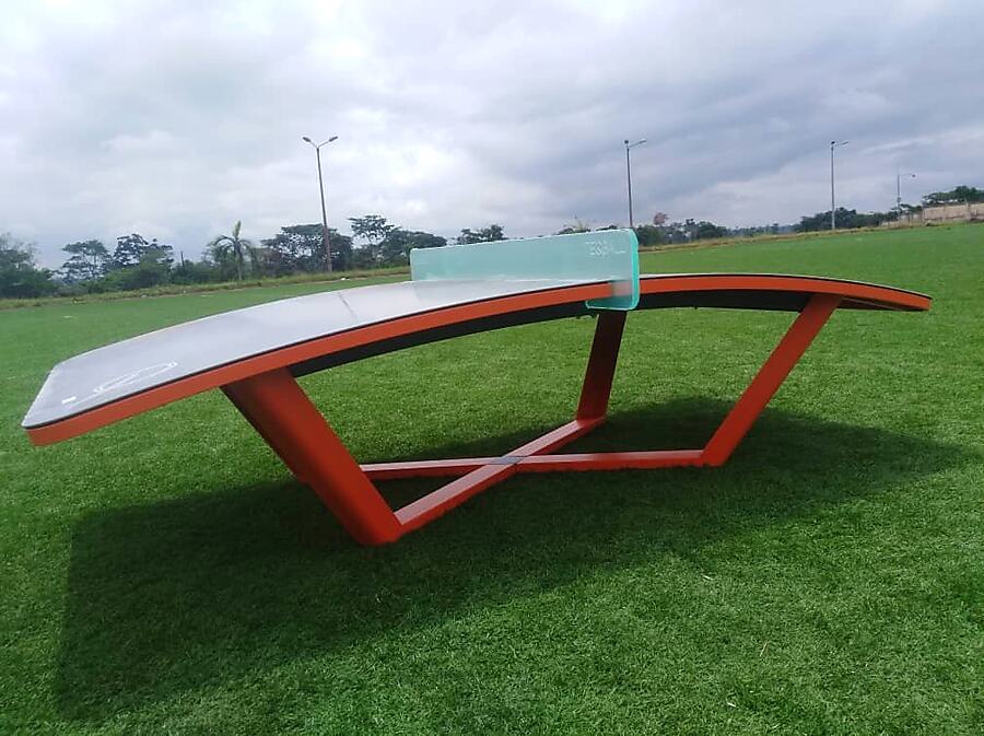 Table de teqball sur pelouse
